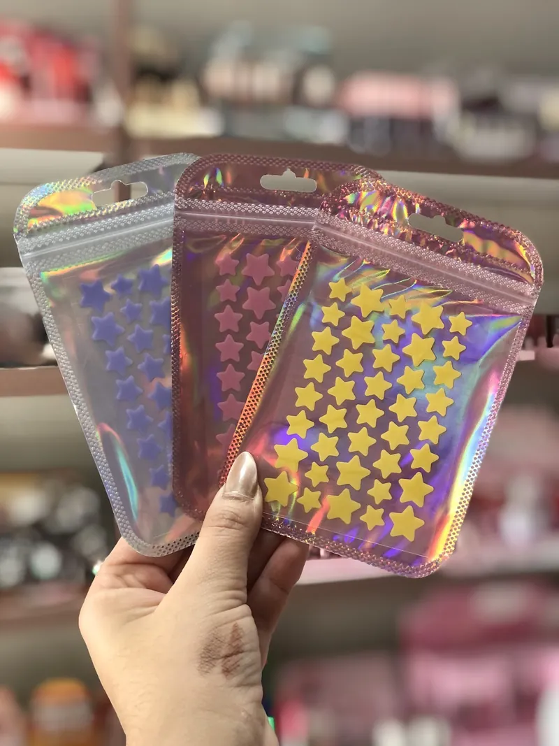 Necessaires holográficas disponíveis na loja Make é 10